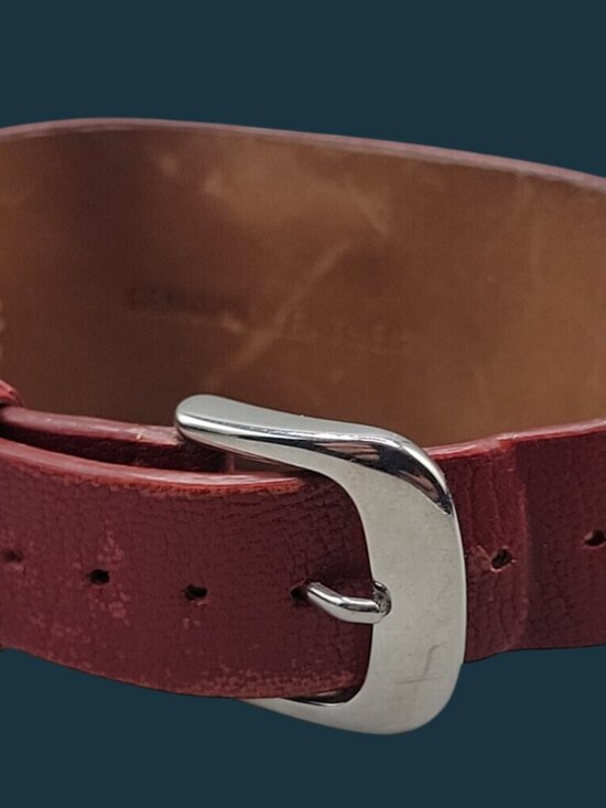 Vintage GUESS Women\'s Cuff Watch Red Leather Wide Bund Band Square Silver Tank main image 11